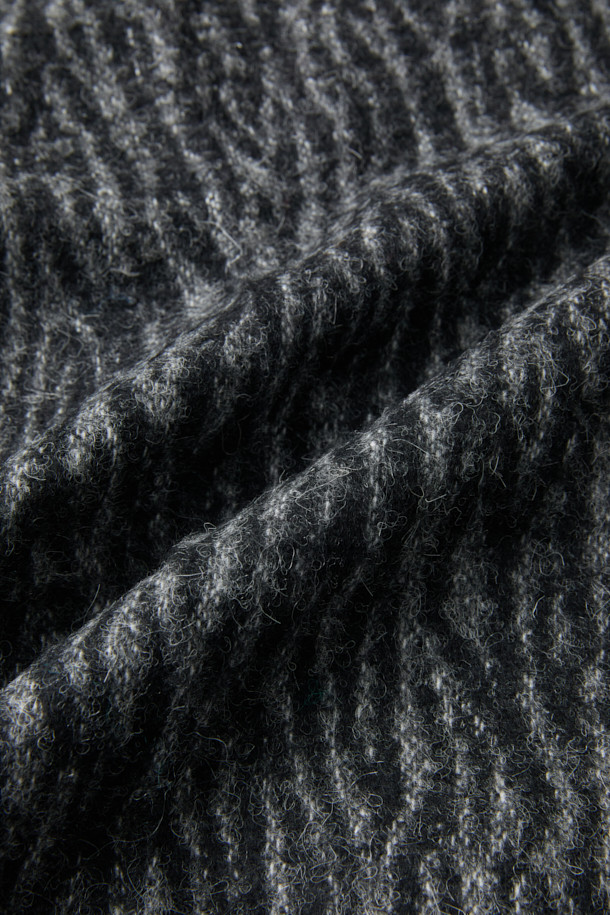 ZACCK(자크) 지브라 와이드 팬츠는 가을, 겨울 시즌에 어울리는 베이직 스타일의 와이드 핏 바지입니다. 블랙과 그레이 두 가지 색상으로 출시되어 다양한 상의와 손쉽게 매치할 수 있습니다. 아크릴, 폴리에스터, 모, 알파카 혼방 소재로 제작되어 따뜻하고 편안한 착용감을 선사합니다. 지브라 패턴으로 포인트를 더해, 클래식, 미니멀, 캐주얼 등 폭넓은 스타일을 소화하며 출근룩, 모임룩으로 활용하기 좋습니다.
