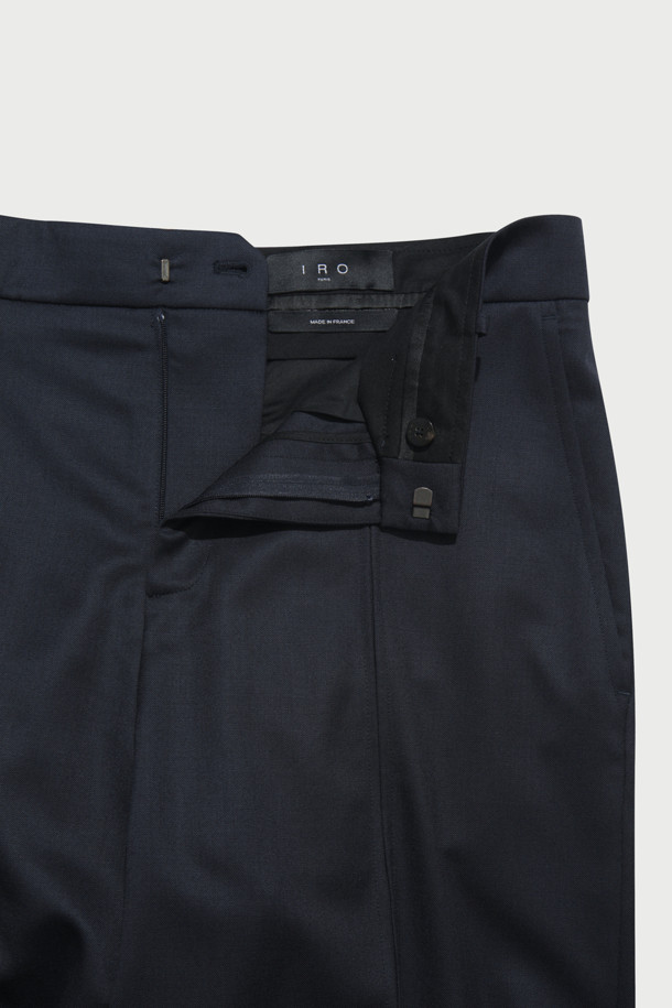 미르고 울 핀턱 와이드 팬츠는 가을, 겨울 시즌에 어울리는 네이비 컬러의 울 팬츠입니다. 모던한 스타일의 이 바지는 와이드핏으로 편안하면서도 세련된 실루엣을 연출합니다. 핀턱 디테일이 더해져 클래식, 미니멀, 시크한 스타일을 선호하는 분들께 적합하며, 출근룩, 오피스룩, 겨울 데일리룩으로 활용하기 좋습니다. 면 안감으로 부드러운 착용감을 제공하며, 밴딩 없이 깔끔하게 떨어지는 디자인입니다.
