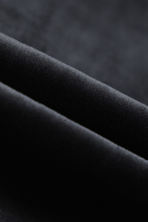 VLADI2(블라디2) 벨벳 와이드 팬츠는 부드러운 촉감의 벨벳 소재를 사용하여 가을, 겨울 시즌에 따뜻하고 편안하게 착용할 수 있는 여성 및 남성용 바지입니다. 넉넉한 루즈핏 와이드 디자인으로 캐주얼 스타일을 연출하며, 허리 전체 밴딩 처리로 편안한 착용감을 제공합니다. 무지 디자인에 블랙 컬러로 어떤 상의와도 쉽게 매치하여 미니멀, 클래식 스타일을 완성할 수 있습니다. 집콕룩, 산책룩 등 편안한 일상생활에 활용하기 좋은 아이템입니다. 두꺼운 두께감으로 따뜻함을 더했습니다.
