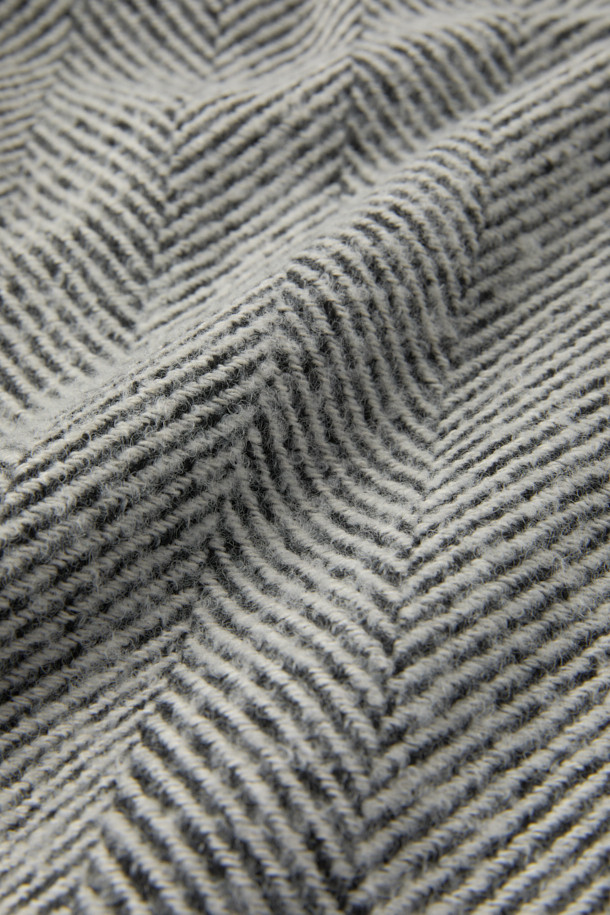 CEDRIK (세드릭) 헤링본 와이드 팬츠는 가을, 겨울 시즌에 어울리는 바지입니다. 프렌치 시크 스타일을 기반으로, 클래식, 시크, 미니멀 무드를 연출합니다. 모, 폴리에스터, 나일론 혼방의 헤링본 패턴으로 제작되어 고급스러운 질감을 자랑합니다. 와이드핏으로 편안하면서도 세련된 실루엣을 선사하며, 출근룩, 모임룩, 오피스룩 등 다양한 TPO에 활용 가능합니다. 면 안감과 라이선스 팬츠 핏으로 더욱 만족스러운 착용감을 제공합니다.
