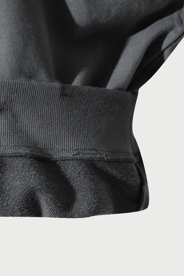 **SOLAN IRO (솔란 아이로) 엠보 로고 스웻셔츠**는 부드러운 촉감의 기모 안감으로 제작되어 가을과 겨울철에 따뜻하게 입을 수 있는 스웻셔츠입니다. 베이직하고 미니멀한 스타일을 추구하며, 일상, 집콕룩, 산책룩 등 다양한 TPO에 활용하기 좋습니다. 긴 소매와 레귤러핏으로 편안한 착용감을 선사하며, 신축성이 있어 활동성 또한 보장합니다. 그레이 컬러에 엠보 로고 패턴으로 포인트를 주어 캐주얼하면서도 클래식한 무드를 연출합니다. 라운드넥 디자인과 리브 짜임 디테일로 깔끔한 마감을 더했습니다.
