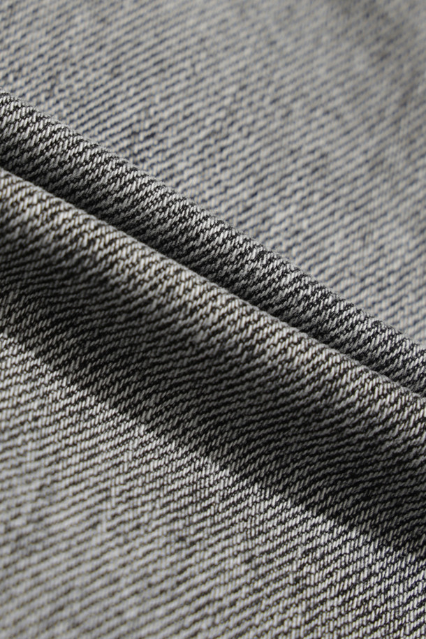 GISILO(지실로) 워시드 데님 바이크 점퍼는 캐주얼 및 스트릿 스타일을 즐기는 분들을 위한 아우터입니다. 그레이 컬러의 데님 소재에 워싱 처리하여 빈티지한 멋을 더했으며, 봄, 가을 간절기에 착용하기 좋습니다. 크롭 기장에 레귤러핏으로 제작되었으며, 집업 방식으로 간편하게 입고 벗을 수 있습니다. 사선 포켓과 바이크 스타일 절개가 특징이며, 폴리에스터와 면 혼방의 안감으로 편안한 착용감을 제공합니다. 긴 소매 기장의 데님 점퍼로 다양한 스타일 연출에 활용할 수 있습니다.
