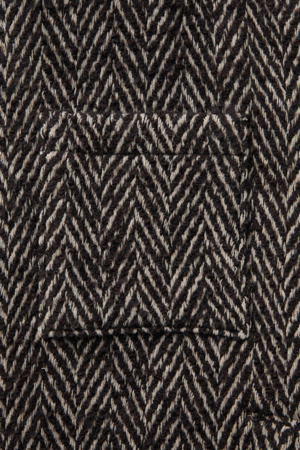 SANOBSPE 니트 하이브리드 집업 재킷은 가을과 겨울에 어울리는 오버핏 집업 자켓입니다. 울, 알파카, 모, 아크릴, 폴리에스터, 나일론, 레이온 등 다양한 소재를 혼방하여 제작되었으며, 두꺼운 두께감으로 따뜻하고 부드러운 촉감을 선사합니다. 헤링본 패턴에 니트 배색 디자인이 돋보이며, 2WAY 지퍼 디테일로 실용성을 더했습니다. 출근룩, 모임룩 등 다양한 TPO에 캐주얼, 클래식, 미니멀 스타일로 활용하기 좋습니다.
