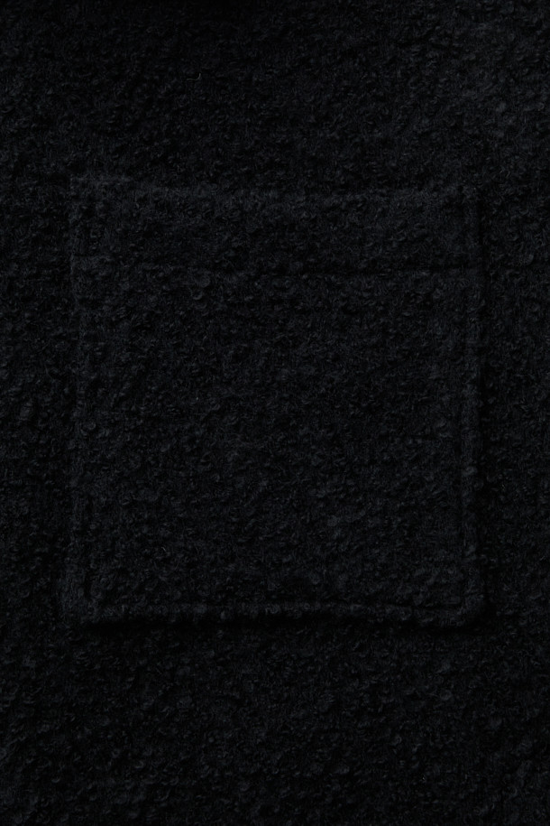 SANOBSPE(사놉스페) 니트 하이브리드 ZIP-UP(집업) 자켓은 가을과 겨울, 일상에서 착용하기 좋은 아우터입니다. 블랙 컬러의 헤링본 패턴이 특징이며, 세미 오버핏의 크롭 기장으로 스타일리시함을 더했습니다. 부드러운 촉감의 두꺼운 니트 소재로 제작되었으며, 모, 아크릴, 폴리에스터, 나일론, 레이온, 알파카 등 다양한 소재가 혼방되어 보온성을 높였습니다. 2WAY(투웨이) 지퍼와 니트 배색 디테일이 돋보이며, 출근룩, 모임룩, 데이트룩 등 다양한 TPO(티피오)에 클래식, 미니멀, 시크한 스타일을 연출하기 좋습니다. 안감 또한 니트 소재로 제작되어 편안한 착용감을 선사합니다.
