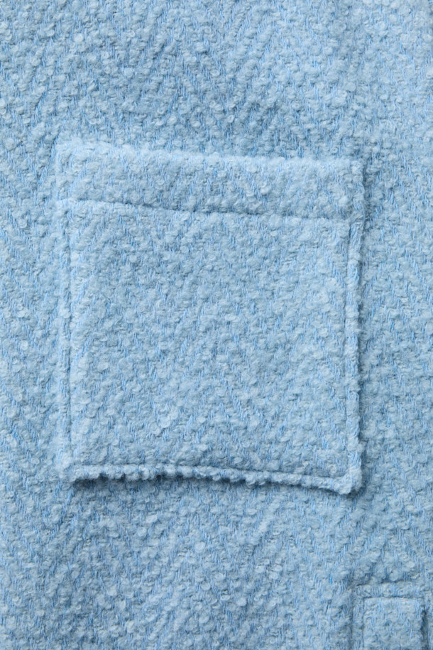 산옵스페(SANOBSPE) 니트 하이브리드 집업 재킷은 가을, 겨울 시즌에 어울리는 아우터입니다. 헤링본 패턴의 하늘색 컬러가 돋보이며, 세미 오버핏으로 편안한 착용감을 선사합니다. 울, 알파카, 아크릴 등 다양한 소재로 제작되어 부드러운 촉감을 느낄 수 있습니다. 2WAY 지퍼와 니트 배색 디테일이 특징이며, 출근룩과 모임룩, 클래식, 미니멀, 캐주얼 스타일 모두 소화 가능합니다. 크롭 기장의 니트 자켓으로 스타일리시함을 더했습니다.
