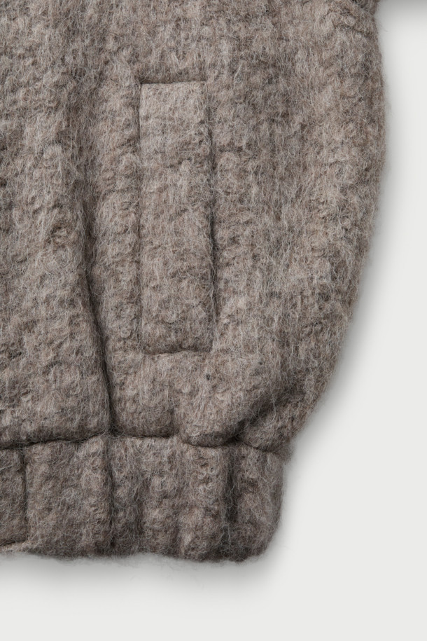 MAHIANASPE1 헤어리 봄버 재킷은 캐주얼, 클래식, 미니멀 스타일을 즐기는 분들을 위한 봄 소풍룩을 완성해 줄 아우터입니다. 멜란지 베이지 컬러의 헤어리 울 블렌디드 소재로 제작되어 부드러운 촉감과 따뜻함을 선사합니다. 레귤러핏으로 편안하게 착용 가능하며, 긴소매와 스냅 여밈 방식으로 디자인되었습니다. 안감은 아세테이트, 레이온, 면 소재를 사용하여 활동성을 높였습니다. 봄 스타일링에 포인트를 더해줄 봄버 재킷을 만나보세요.
