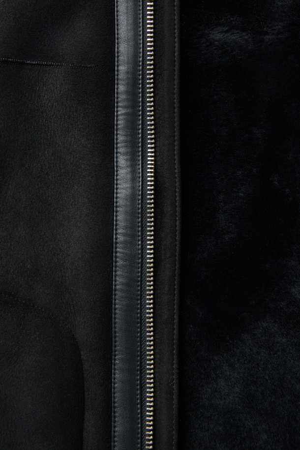 AYLLON(아이런) 시어링 블루종 점퍼는 겨울철 따뜻함과 스타일을 모두 갖춘 캐주얼 아우터입니다. 고급스러운 양가죽과 부드러운 시어링 소재를 사용하여 촉감이 뛰어나며, 두꺼운 두께감으로 뛰어난 보온성을 제공합니다. 레귤러핏 디자인에 무지 블랙 컬러로 어떤 스타일에도 쉽게 매치할 수 있으며, 집업 여밈 방식으로 편안하게 착용 가능합니다. 크롭 기장의 디자인은 트렌디함을 더하며, 긴 소매는 한겨울에도 따뜻하게 감싸줍니다. 미니멀하고 클래식한 스타일을 선호하는 분들께 추천하는 아이템입니다.
