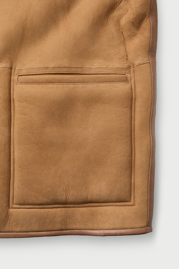 CORRI(코리) 중기장 투 포켓 시어링 재킷은 부드러운 양가죽 소재의 오버핏 시어링 재킷입니다. 베이지와 화이트 두 가지 색상으로 출시되어 겨울철 다양한 룩에 활용하기 좋습니다. 넉넉한 두께감과 보온성을 갖춰 추운 날씨에도 따뜻하게 착용할 수 있으며, 투 포켓 디자인으로 실용성을 더했습니다. 캐주얼, 미니멀, 클래식 스타일을 즐기는 분들께 출근룩과 연말 모임룩으로 추천합니다.
