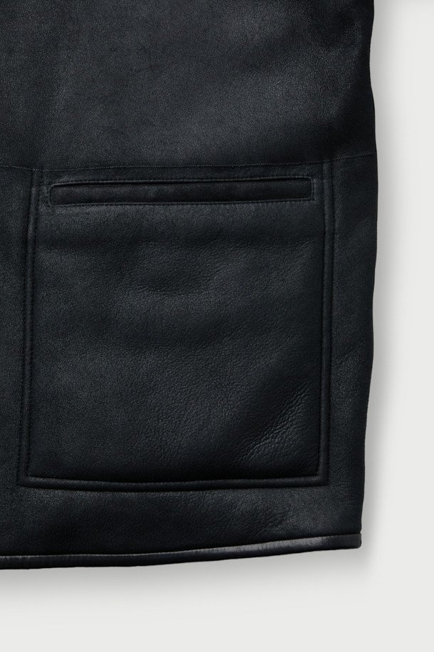 CORRI(코리) 중기장 투 포켓 시어링 재킷은 부드러운 양가죽 소재로 제작되어 뛰어난 착용감을 선사합니다. 블랙 컬러의 무지 디자인에 오버핏 실루엣으로 캐주얼하고 미니멀한 스타일을 연출합니다. 안감은 시어링으로 마감되어 한겨울에도 따뜻하게 착용 가능하며, 두꺼운 이너와 함께 레이어드하여 더욱 포근하게 즐길 수 있습니다. 투 포켓 디자인과 버튼 여밈으로 실용성을 높였으며, 데이트룩이나 연말 모임룩 등 다양한 TPO에 활용 가능합니다. 클래식한 무드까지 더해져 소장 가치를 더하는 아이템입니다.
