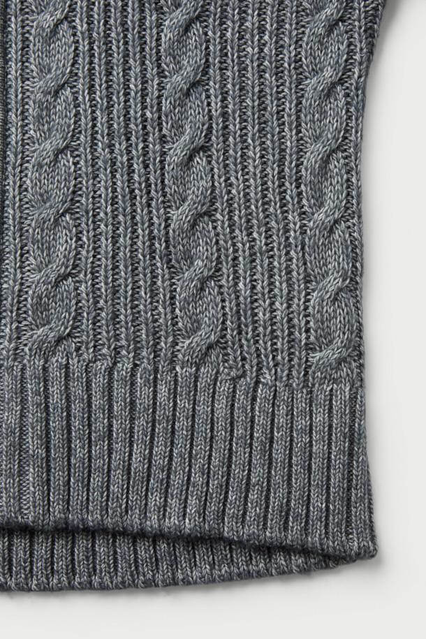 **KAMERON (카메론) 조직감 풀 ZIP-UP (집업) 스웨터**는 부드러운 촉감의 면, 아크릴 혼방 소재로 제작되어 가을과 겨울에 따뜻하게 착용할 수 있는 하이넥 스웨터입니다. 꽈배기 조직감과 골지 패턴이 돋보이며, 베이직한 디자인으로 클래식, 미니멀, 캐주얼 등 다양한 스타일 연출에 활용하기 좋습니다. 크롭 기장과 긴 소매, 집업 스타일로 편안함과 스타일리시함을 동시에 잡았습니다. 그레이 컬러로 어떤 옷에도 매치하기 용이하여, 일상에서 폭넓게 활용할 수 있습니다.
