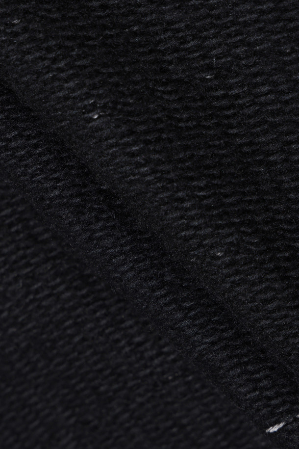 "LUIS(루이스) 멜란지 밑단 디테일 스웨터"는 캐주얼, 클래식, 미니멀 스타일을 모두 아우르는 상의입니다. 멜란지 컬러의 면과 아크릴 혼방 소재로 제작되어 편안한 착용감을 선사합니다. 라운드넥 디자인에 트위드 패턴으로 포인트를 더했으며, 밑단 디테일로 세련된 느낌을 강조했습니다. 일상에서 편안하게 즐겨 입을 수 있는 활용도 높은 니트/스웨터입니다.
