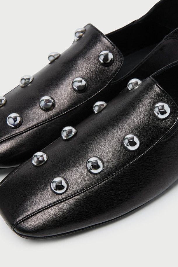 TUTU STUDS (투투 스터드) 스터드 플랫 슈즈는 여성용 플랫 슈즈입니다. 라운드 앞코 디자인에 블랙 색상, 무지 패턴으로 클래식하고 미니멀한 스타일을 연출합니다. 천연가죽 소재로 제작되어 부드러운 착용감을 제공하며, 발 뒤꿈치 밴딩과 스터드 장식으로 포인트를 더했습니다. 봄, 여름, 가을 계절에 일상용으로 착용하기 좋으며, 플랫 굽으로 편안함을 선사합니다.
