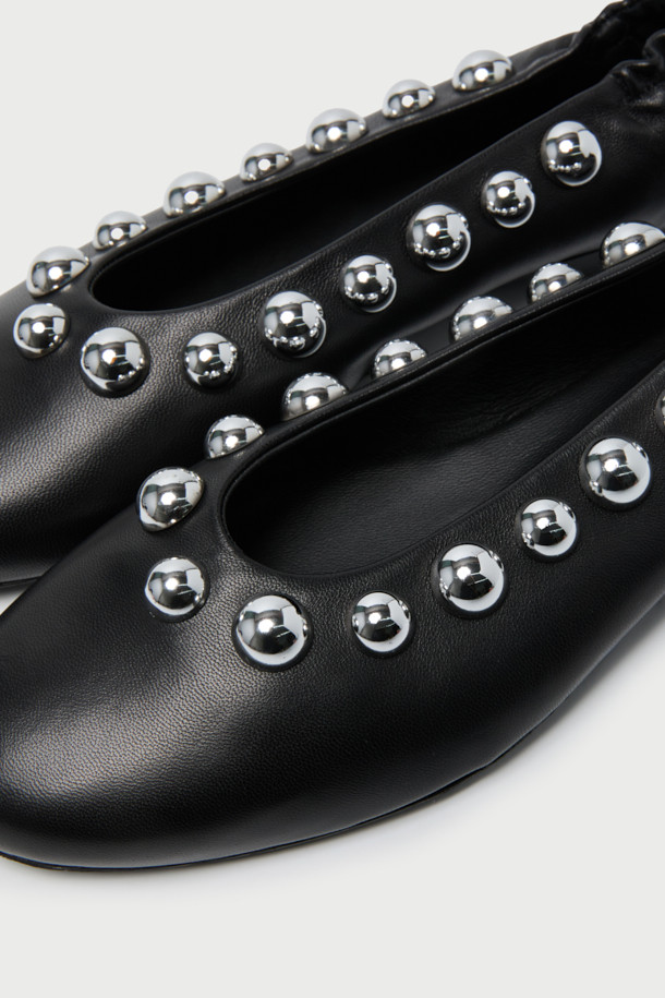 CLOCLO STUDS (클로클로 스터드) 스터드 플랫 슈즈는 여성용 플랫슈즈입니다. 부드러운 천연가죽 소재에 라운드 앞코 디자인으로 편안한 착용감을 선사합니다. 발등을 따라 메탈 스터드 장식이 돋보이며, 뒷면 접이식 디자인으로 슬리퍼처럼 연출할 수 있어 실용적입니다. 데이트룩, 모임룩 등 다양한 TPO에 미니멀, 클래식, 캐주얼 스타일 모두 소화 가능한 아이템입니다. 봄, 여름, 가을 시즌에 활용하기 좋은 낮은 굽의 슬립온 스타일 플랫슈즈입니다.
