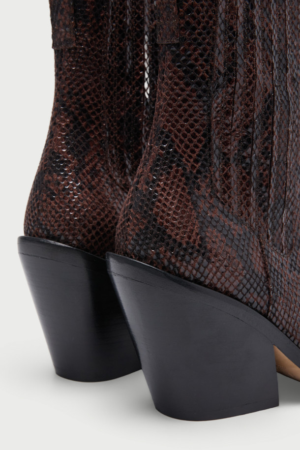MAZOLA FIT (마졸라 핏) 뱀피 앵클 부츠는 여성스러운 스타일을 강조하는 브라운 컬러의 앵클 부츠입니다. 가을, 겨울 시즌에 어울리는 이 부츠는 뾰족코 디자인에 폴리에스터와 소가죽 소재를 사용하여 고급스러움을 더했습니다. 중간 굽의 통굽으로 편안한 착용감을 제공하며, 안감 역시 소가죽으로 제작되어 부드러운 착용감을 선사합니다. 뱀피 무늬가 시크하면서도 세련된 느낌을 주며, 밴딩 디테일과 슬림한 디자인, 신축성으로 활동성을 높였습니다. 데이트룩, 모임룩, 출근룩 등 다양한 TPO에 클래식, 미니멀, 시크한 스타일을 연출할 수 있습니다.
