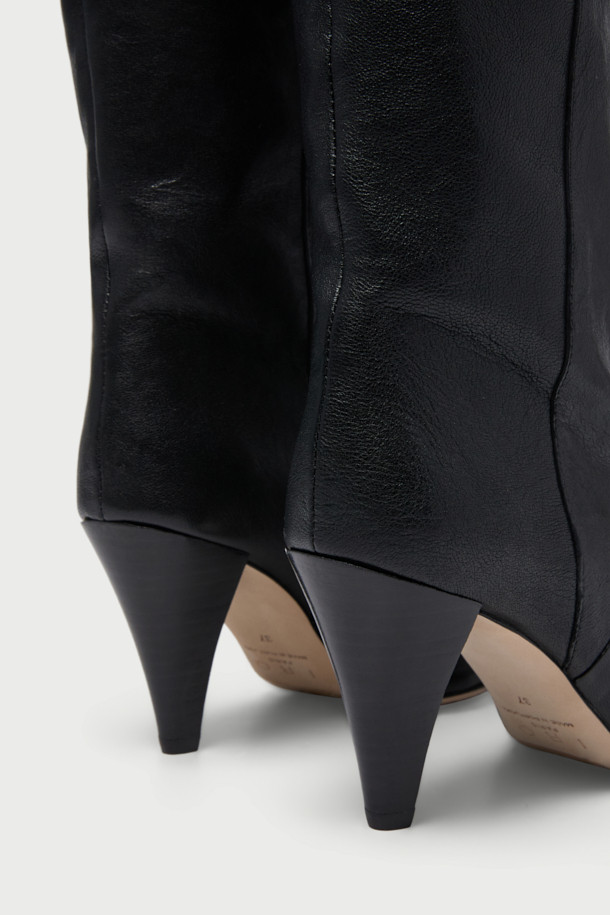 STONE(스톤) 오버핏 롱 부츠는 여성만을 위한 신발입니다. 부드러운 양가죽과 천연가죽 소재로 제작되어 고급스러운 핏을 선사하며, 무릎 위 기장으로 다리가 길어 보이는 효과를 줍니다. 슬림하고 포인티드한 앞코 디자인과 콘힐 굽은 클래식, 미니멀, 시크한 스타일을 완성합니다. 지퍼 없이 슬립온 형태로 편안하게 착용 가능하며, 데이트룩, 모임룩, 연말 모임룩 등 다양한 TPO에 활용하기 좋습니다. 자연스러운 주름이 멋스러운 포인트를 더합니다.
