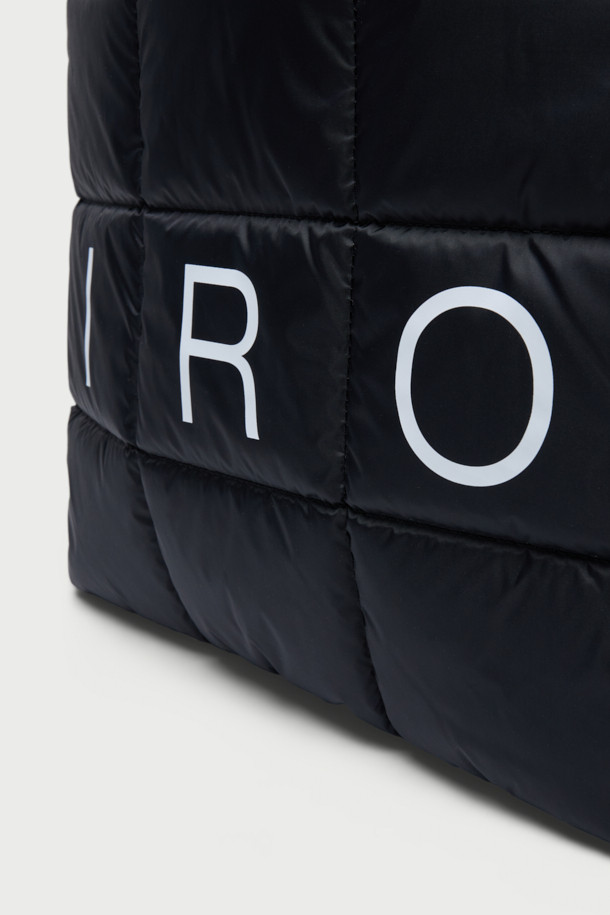 IRO(아이로) 패딩백은 블랙 컬러의 미디엄 사이즈 패딩백으로, 여성 고객을 위해 디자인되었습니다. 가볍고 폭신한 패딩 디자인이 특징이며, IRO(아이로) 로고 패턴으로 포인트를 더했습니다. 나일론 소재로 제작되어 캐주얼한 무드를 연출하며, 지퍼형 잠금 방식으로 내용물을 안전하게 보관할 수 있습니다. 출근룩, 모임룩, 여행룩 등 다양한 TPO에 활용 가능한 실용적인 아이템으로, 미니멀하고 시크한 스타일을 완성해 보세요.
