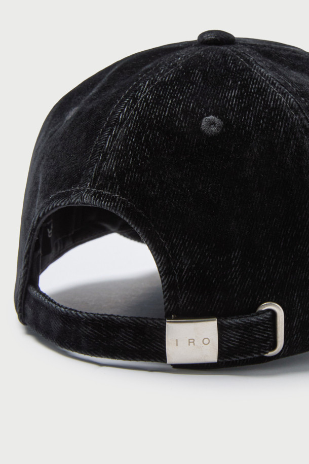 TROYES IRO (트로이스 이로) 로고 자수 벨벳 데님 볼캡은 캐주얼, 미니멀, 클래식 스타일을 모두 아우르는 공용 모자입니다. 블랙 컬러에 면, 벨벳, 데님 소재를 믹스하여 부드러운 촉감을 선사하며 사계절 내내 착용하기 좋습니다. 일반적인 모자 깊이와 챙 넓이로 편안한 착용감을 제공하며, 벨벳 소재와 로고 자수 디테일이 돋보입니다. 데님 소재와 벨벳의 조화가 세련된 분위기를 연출하는 볼캡입니다.
