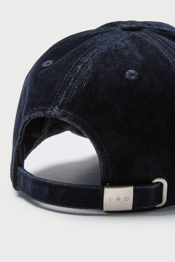 "트로이스 아이로(TROYES IRO) 로고 자수 벨벳 데님 볼캡"은 부드러운 촉감의 벨벳과 데님 소재를 혼합하여 제작된 공용 볼캡입니다. 네이비 컬러에 로고 자수 디테일이 돋보이며, 캐주얼, 클래식, 미니멀 스타일을 모두 소화할 수 있습니다. 사계절 내내 착용 가능하며, 일상 속 산책룩에 포인트를 더하기 좋습니다. 일반적인 모자 깊이와 챙 넓이로 편안한 착용감을 선사합니다.
