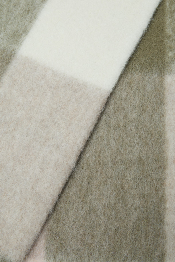 AURAY(오레이) 체크 스카프는 부드러운 알파카, 폴리아미드, 폴리우레탄 혼방 소재로 제작되어 가을과 겨울에 따뜻함을 선사합니다. 베이지, 카키, 화이트 세 가지 시즈널 컬러의 체크 패턴이 캐주얼하고 클래식한 스타일을 연출하며, IRO(이로) 시그니처 라인으로 고급스러운 분위기를 더합니다. 두께감 있는 디자인과 부드러운 촉감으로 편안하게 착용할 수 있으며, 가죽 라벨 디테일이 돋보입니다. 일상룩에 포인트 아이템으로 활용하기 좋은 스카프입니다.
