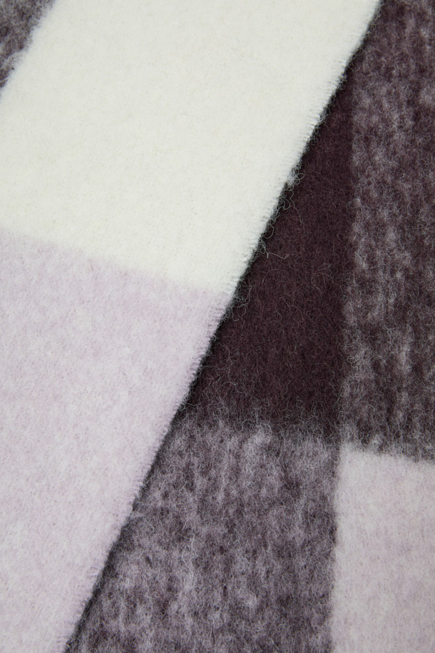 AURAY(오레이) 체크 스카프는 가을, 겨울 시즌에 어울리는 포근한 매력의 스카프입니다. 알파카, 폴리아미드, 폴리우레탄 혼방 소재로 제작되어 부드러운 촉감과 보온성을 자랑하며, 캐주얼, 클래식, 미니멀 스타일 모두 소화 가능합니다. 그레이, 민트, 블랙, 화이트 등 시즈널 컬러의 체크 패턴이 돋보이며, 프린지와 가죽 라벨 디테일로 포인트를 더했습니다. 출근룩, 모임룩 등 다양한 TPO에 활용하여 세련된 스타일을 연출해보세요.
