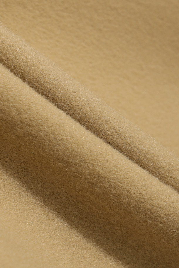 CLASSICO(클라시코) 핸드메이드 더블 코트는 여성스러운 실루엣을 강조하는 클래식 스타일의 롱 코트입니다. 부드러운 털과 캐시미어 혼방 소재로 제작되어 뛰어난 촉감과 보온성을 자랑하며, 가을과 겨울, 두 계절에 걸쳐 활용 가능합니다. 레귤러핏으로 제작되었으며, 숄더 패드가 내장되어 있어 세련된 핏을 연출합니다. 안감은 폴리에스터와 레이온 혼방으로 마감하여 편안한 착용감을 선사하며, 오피스룩, 출근룩, 모임룩 등 다양한 시간과 장소와 상황에 활용하기 좋습니다. 베이지 컬러의 무지 디자인으로 미니멀하고 시크한 스타일을 완성할 수 있습니다.