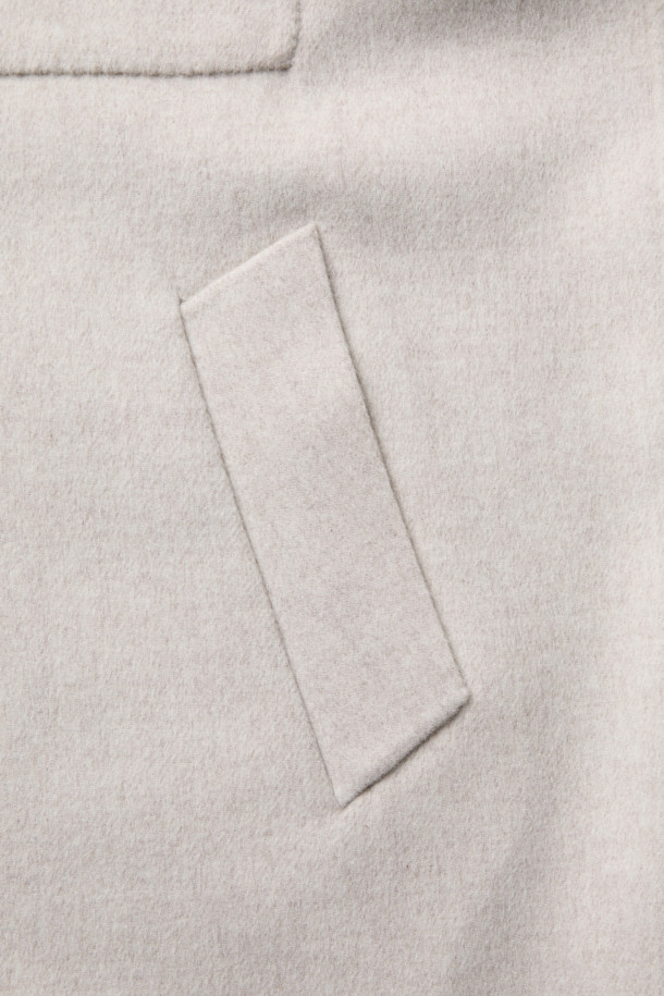 VUIT (뷔) 니트 하이브리드 코트는 부드러운 모 소재로 제작되어 봄 시즌에 적합한 캐주얼 코트입니다. 베이지 색상의 무지 디자인으로 미니멀하고 클래식한 스타일을 연출하며, 드롭 숄더와 니트 밴드 디자인, 사이드 포켓 디테일이 특징입니다. 루즈핏으로 편안한 착용감을 선사하며, 긴 소매 기장과 레이온, 면 안감으로 실용성을 높였습니다. 봄 소풍룩에 완벽하게 어울리는 아이템으로, 다양한 스타일링을 즐길 수 있습니다.
