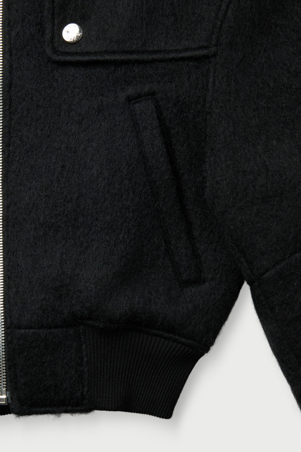 **MERCI (메르시) 울 봄버 재킷**은 부드러운 촉감의 울, 아크릴, 나일론, 모헤어 혼방 소재로 제작된 캐주얼 스타일의 봄버 재킷입니다. 블랙 색상에 루즈핏 크롭 기장으로, 드롭 숄더와 플랩 디테일, 사선 포켓, 골지 립 마감, 안감 처리가 돋보입니다. 데이트룩, 봄 소풍룩 등 다양한 TPO에 어울리며, 미니멀하고 클래식한 스타일을 연출하기 좋습니다. 긴 소매, 집업 여밈 방식으로 간편하게 착용할 수 있습니다.
