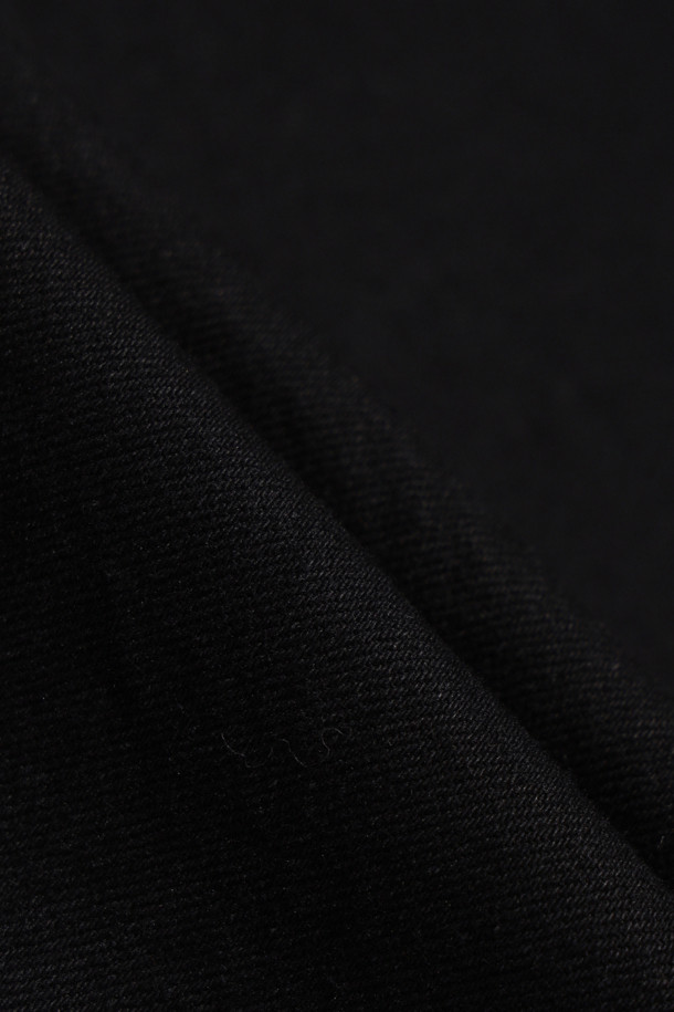 트로이스 데님 팬츠는 베이직 스타일의 블랙 컬러 데님 팬츠입니다. 면, 레이온, 폴리에스터, 폴리우레탄 혼방 소재로 제작되어 편안한 착용감을 선사합니다. 와이드 핏과 크롭 기장으로 트렌디한 스타일을 연출하며, 사이드 절개 패널 디테일이 돋보입니다. 미니멀, 클래식, 캐주얼 룩에 모두 잘 어울리는 활용도 높은 아이템입니다.
