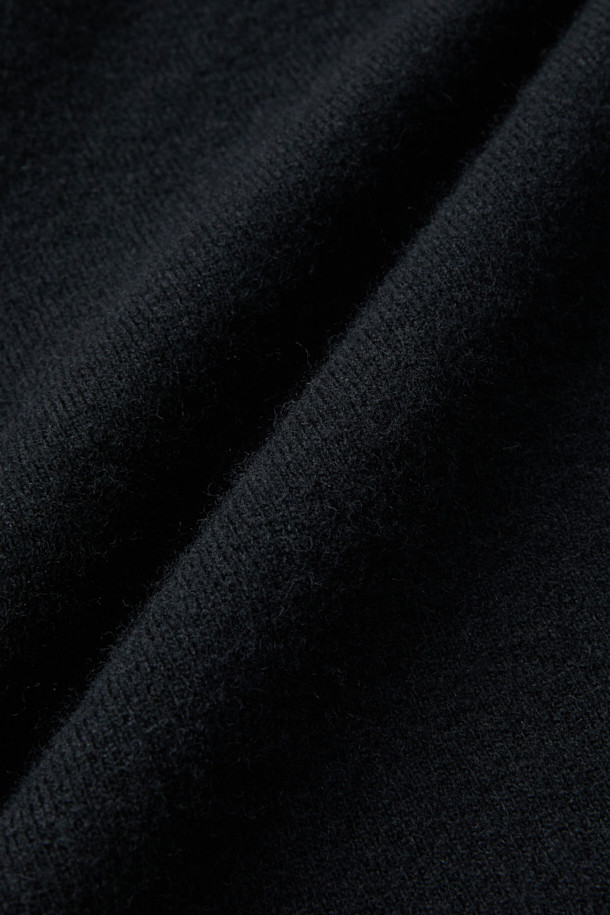 LAINE(레인) 울 저지 후디는 여성 및 남성 모두 착용 가능한 오버핏 후디입니다. 부드러운 촉감의 울, 면, 나일론 혼방 소재로 제작되어 가을, 겨울철 따뜻하게 입을 수 있습니다. 베이직하고 캐주얼한 스타일로, 집콕룩과 산책룩 등 편안한 TPO에 적합합니다. 블랙 컬러에 IRO 자수 로고가 포인트로 들어가 미니멀하고 클래식한 무드를 선사합니다. 두꺼운 두께감과 긴 소매 기장으로 보온성을 높였습니다.
