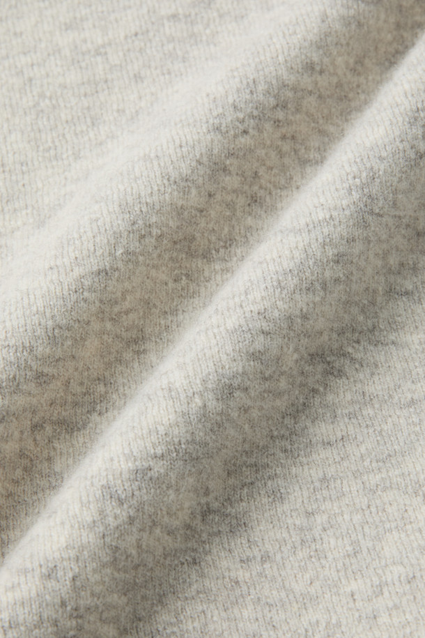 LAINE(레인) 울 저지 후디는 부드러운 촉감의 모, 면, 나일론 혼방 소재로 제작되어 가을과 겨울에 따뜻하게 착용하기 좋은 여성 후디입니다. 캐주얼하고 베이직한 스타일로, 집콕룩이나 산책룩 등 편안한 일상에 잘 어울립니다. 오버핏 디자인에 후드 네크라인으로 편안함을 더했으며, 두꺼운 두께감으로 보온성을 높였습니다. 그레이 컬러에 IRO 자수 로고가 포인트로 들어가 미니멀하고 클래식한 스타일을 연출합니다. 긴 소매 기장으로 활동성을 높인 데일리 후디입니다.
