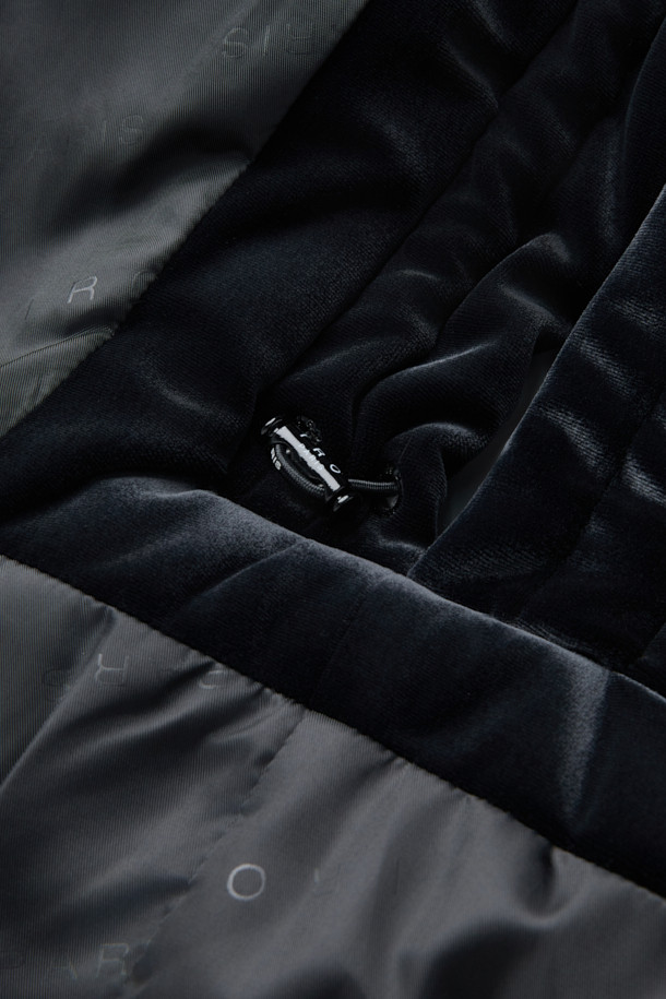 블랙 컬러의 'VELVET' 베스트입니다. 부드러운 촉감의 폴리에스터, 폴리우레탄 혼방 소재로 제작되어 가을, 겨울 시즌에 따뜻하게 착용할 수 있습니다. 두꺼운 두께감과 오버핏 디자인으로 캐주얼하고 미니멀한 스타일을 연출하며, 캠핑룩에도 잘 어울립니다. 집업 여밈 방식에 민소매 디자인, 드롭 숄더, 사이드 포켓과 스토퍼 조임 디테일이 특징입니다. 안감은 폴리에스터로 마감되었습니다.
