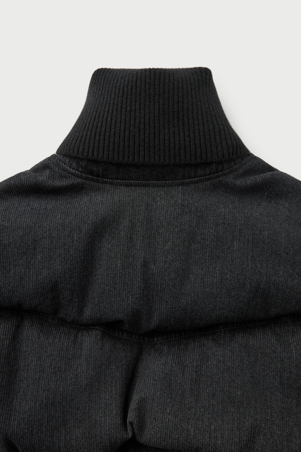 CHANE(샤넬) 데님 다운 점퍼는 여성용 아우터로, 겨울철 캐주얼 스타일을 연출하기에 적합합니다. 블랙 컬러의 무지 디자인에 크롭 기장으로 세련된 핏을 선사하며, 집업 스타일로 간편하게 착용할 수 있습니다. 데님과 면 소재의 조화로 제작되어 두꺼운 두께감을 자랑하며, 폴리에스터와 레이온 안감으로 보온성을 높였습니다. 니트 밴드와 사이드 포켓 디테일이 돋보이는 롱 슬리브 다운 재킷입니다.
