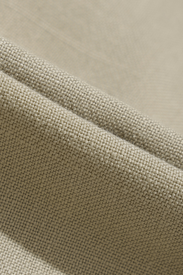 **QARO(카로) 케이프 트렌치 코트**

부드러운 리오셀 소재로 제작되어 봄, 가을에 착용하기 좋은 QARO(카로) 케이프 트렌치 코트입니다. 베이직하고 클래식한 디자인으로, 데이트룩, 오피스룩, 가을 나들이룩 등 다양한 TPO에 활용할 수 있습니다. 롱 기장의 루즈핏으로 편안한 착용감을 선사하며, 허리 벨트와 소매 벨트로 스타일을 연출할 수 있습니다. 무지 디자인에 케이프 타입으로 세련된 포인트를 더했으며, 사이드 포켓이 있어 실용적입니다. 안감은 레이온과 면 혼방으로 제작되었습니다.
