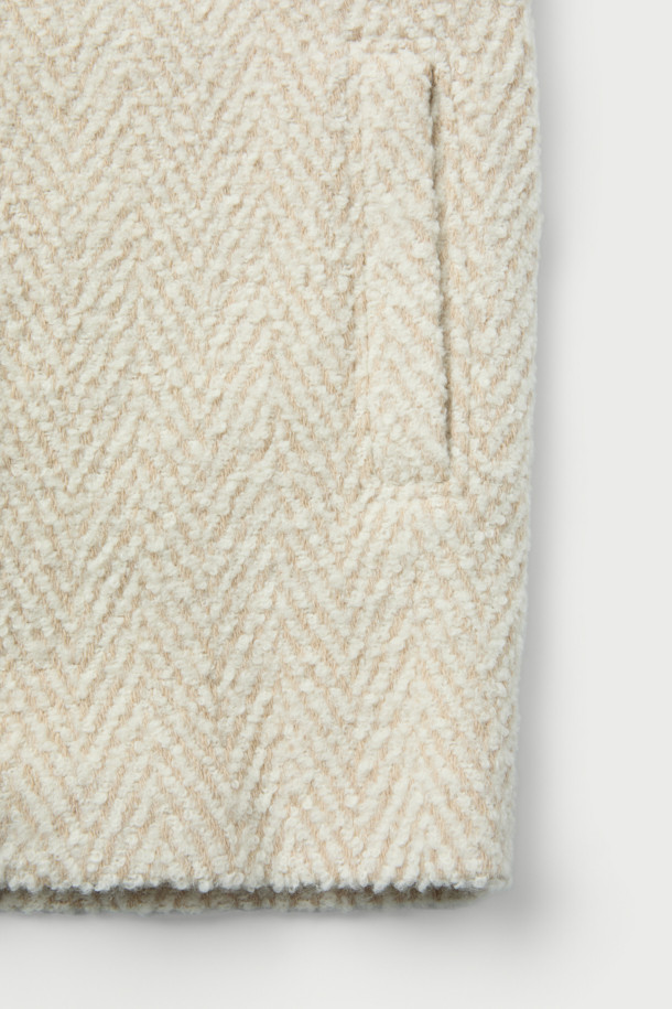 SANABSPE(사나스페) 하이넥 부클 코트는 가을, 겨울 시즌에 어울리는 오버핏 니트 코트입니다. 아이보리, 베이지 두 가지 색상으로 출시되었으며, 부드러운 촉감의 모, 아크릴, 폴리에스터, 나일론, 레이온 혼방 소재로 제작되었습니다. 하이넥 디자인과 집업 여밈 방식으로 보온성을 높였으며, 플랫 포켓과 사이드 히든 포켓으로 실용성을 더했습니다. 출근룩, 모임룩 등 다양한 TPO에 클래식, 미니멀, 캐주얼 스타일로 연출하기 좋습니다. 안감은 레이온과 면으로 마감되어 편안한 착용감을 선사합니다.
