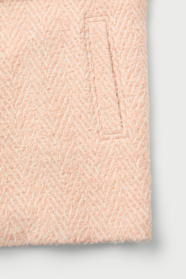 SANABSPE(사납스페) 하이넥 부클 코트는 포근하고 따뜻한 겨울을 위한 필수 아이템입니다. 핑크 컬러의 부클 소재가 사랑스러운 분위기를 연출하며, 오버핏 디자인으로 편안한 착용감을 선사합니다. 하이넥 디자인과 집업 여밈 방식으로 보온성을 높였으며, 플랫 포켓과 사이드 히든 포켓으로 실용성을 더했습니다. 모, 아크릴, 폴리에스터, 나일론, 레이온 등 다양한 소재 혼방으로 부드러운 촉감과 우수한 보온성을 자랑합니다. 데이트룩, 클래식, 미니멀, 캐주얼 등 다양한 스타일 연출에 활용 가능한 니트 코트입니다.
