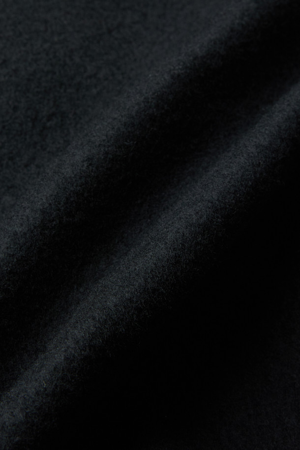 CARIBE (카리브) 오버 숄더 더블 피코트는 가을과 겨울, 당신의 스타일을 완성해 줄 여성용 아우터입니다. 블랙 컬러의 무지 디자인으로, 클래식하고 미니멀한 무드를 연출합니다. 모, 나일론, 캐시미어 혼방 소재로 제작되어 두꺼운 두께감과 부드러운 촉감을 선사하며, 오버핏 디자인과 숄더 디자인으로 트렌디함을 더했습니다. 더블 버튼 여밈 방식과 와이드 라펠, 긴 소매, 사이드 포켓 디테일이 돋보이며, 오피스룩, 출근룩, 모임룩 등 다양한 TPO에 활용 가능합니다. 레이온과 면 안감으로 편안한 착용감을 제공하는 더블 브레스티드 코트입니다.
