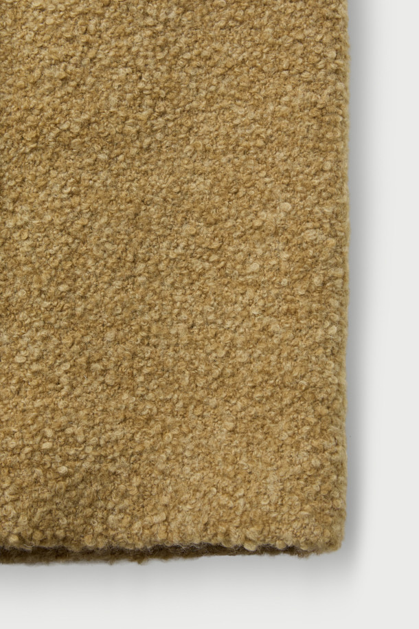 **파리아 숄 카라 부클 코트**는 부드러운 촉감의 모, 폴리에스터, 아크릴 혼방 소재로 제작되어 가을과 겨울에 따뜻하게 착용하기 좋은 두꺼운 두께감의 여성 코트입니다. 베이직하고 클래식한 무드의 브라운 컬러 무지 디자인에 숄 카라 디테일이 돋보이며, 오버핏으로 편안한 착용감을 선사합니다. 싱글 버튼 여밈 방식과 긴 소매 기장, 사이드 포켓 디테일이 특징이며, 안감은 레이온과 면으로 구성되어 있습니다. 출근룩과 모임룩, 클래식 또는 미니멀 스타일을 즐겨 입는 분들께 추천합니다.
