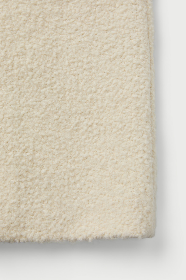 세련된 스타일을 완성하는 FARIA(파리아) 숄 카라 부클 코트입니다. 부드러운 촉감의 모, 폴리에스터, 아크릴 혼방 소재로 제작되어 가을과 겨울, 포근하고 따뜻하게 착용할 수 있습니다. 미니멀하고 클래식한 디자인에 아이보리, 화이트 컬러가 더해져 오피스룩, 모임룩, 데이트룩 등 다양한 TPO에 활용 가능합니다. 숄 카라, 긴 소매, 오버핏, 싱글 버튼 여밈, 사이드 포켓 디테일이 돋보이며, 안감은 레이온과 면으로 마감되었습니다. 두꺼운 두께감으로 보온성을 높였으며, 시크한 스타일을 연출하기 좋습니다.
