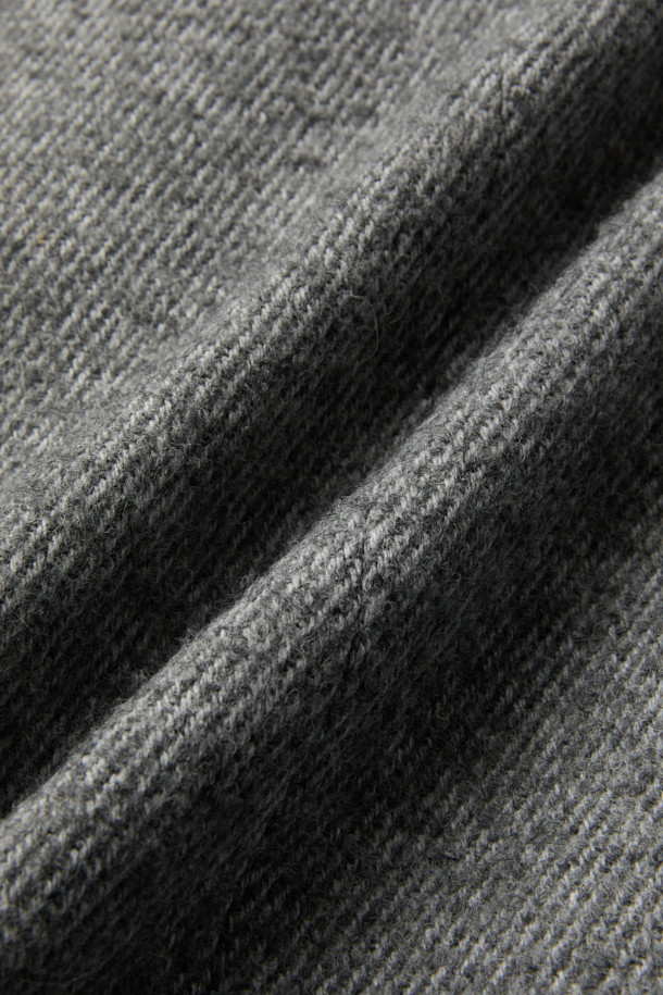 ARIANNA(아리아나) 클래식 부클 코트는 여성스러운 클래식 스타일을 완성하는 롱 기장의 코트입니다. 부드러운 촉감의 아크릴, 폴리에스터, 모 혼방 소재로 제작되어 가을과 겨울에 따뜻하게 착용할 수 있습니다. 톤 다운된 그레이 컬러와 슬림핏 디자인이 시크하고 미니멀한 무드를 자아내며, 더블 버튼, 플랩 포켓, 웰트 포켓 등의 디테일이 돋보입니다. 오피스룩, 출근룩, 모임룩 등 다양한 TPO에 활용 가능하며, 레이온과 면 혼방의 안감으로 편안한 착용감을 선사합니다.
