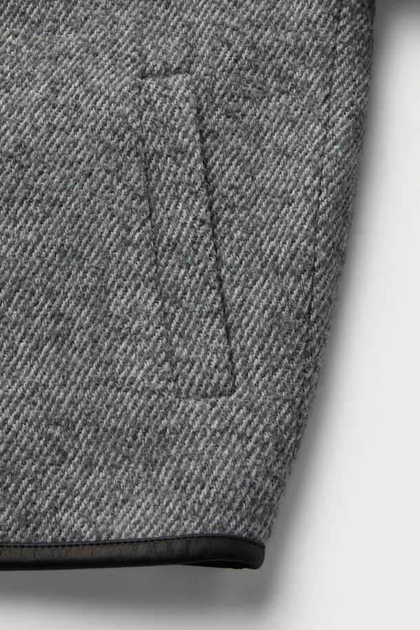 KASSON(카손) 퍼 카라 부클 재킷은 여성용 아우터로, 가을과 겨울에 따뜻하게 착용할 수 있습니다. 부드러운 촉감의 두꺼운 소재(아크릴, 폴리에스터, 모, 소가죽)로 제작되었으며, 하이넥 디자인과 오버핏으로 클래식하면서도 캐주얼한 스타일을 연출합니다. 그레이 컬러의 무지 패턴에 퍼 카라와 가죽 트리밍, 메탈 버클 디테일이 돋보이며, 긴 소매와 고리형 여밈 방식으로 편안함을 더했습니다. 출근룩이나 모임룩에 활용하기 좋으며, 미니멀한 스타일을 선호하는 분들께 추천합니다. 안감은 레이온과 면 혼방입니다.
