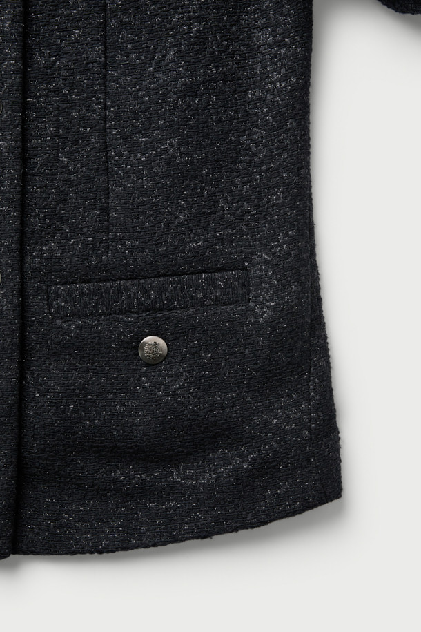 'TINELI (티넬리)' 클래식 롱 트위드 재킷은 여성의 우아함을 돋보이게 해주는 블랙 컬러의 롱 기장 아우터입니다. 봄, 가을에 착용하기 좋으며, 클래식한 무드를 연출하는 슬림핏 디자인입니다. 아크릴, 모, 면, 폴리에스터, 나일론 등 다양한 소재를 혼방하여 두께감 있는 따뜻함을 제공합니다. 버튼으로 여미는 방식이며, 프린지 디테일과 4개의 포켓, 은은한 광택감이 특징입니다. 오피스룩, 모임룩, 데이트룩 등 다양한 TPO에 클래식, 미니멀, 시크한 스타일을 더해 세련된 룩을 완성해보세요.
