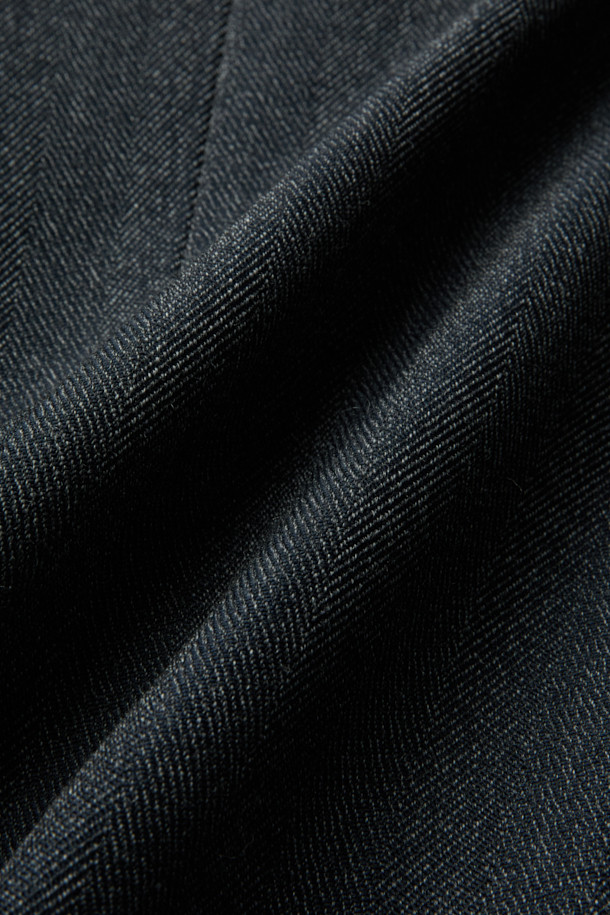 BONNA (보니) 클래식 테일러 블레이저는 여성 고객을 위한 우아하고 세련된 아우터입니다. 블랙 컬러에 헤링본 패턴으로 클래식하고 미니멀한 스타일을 연출하며, 오피스룩, 비즈니스 캐주얼, 모임룩 등 다양한 TPO에 활용 가능합니다. 슬림핏 싱글 버튼 디자인으로, 모와 폴리에스터 혼방 소재에 적당한 두께감으로 봄, 가을 시즌에 적합합니다. 노치드 라펠, 웰트 포켓, 아웃 포켓 디테일과 레이온, 면 안감으로 고급스러움을 더한 테일러드 코트 타입의 긴 소매 블레이저입니다.
