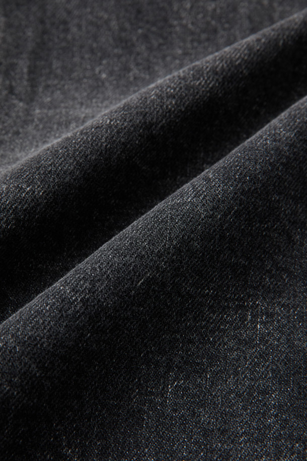 JEZABEL(제자벨) 데님 트러커 재킷은 블랙 컬러의 무지 디자인으로, 봄, 가을에 착용하기 좋은 캐주얼 스타일의 오버핏 데님 재킷입니다. 면 소재로 제작되어 편안한 착용감을 제공하며, 밑단 밴딩과 사이드 포켓, 빈티지 워싱 디테일이 돋보입니다. 셔츠형 디자인에 긴 소매 기장으로 다양한 스타일 연출이 용이하며, 안감은 폴리에스터와 면 혼방으로 제작되었습니다. 버튼 여밈 방식으로 간편하게 착용할 수 있는 데님 재킷입니다.
