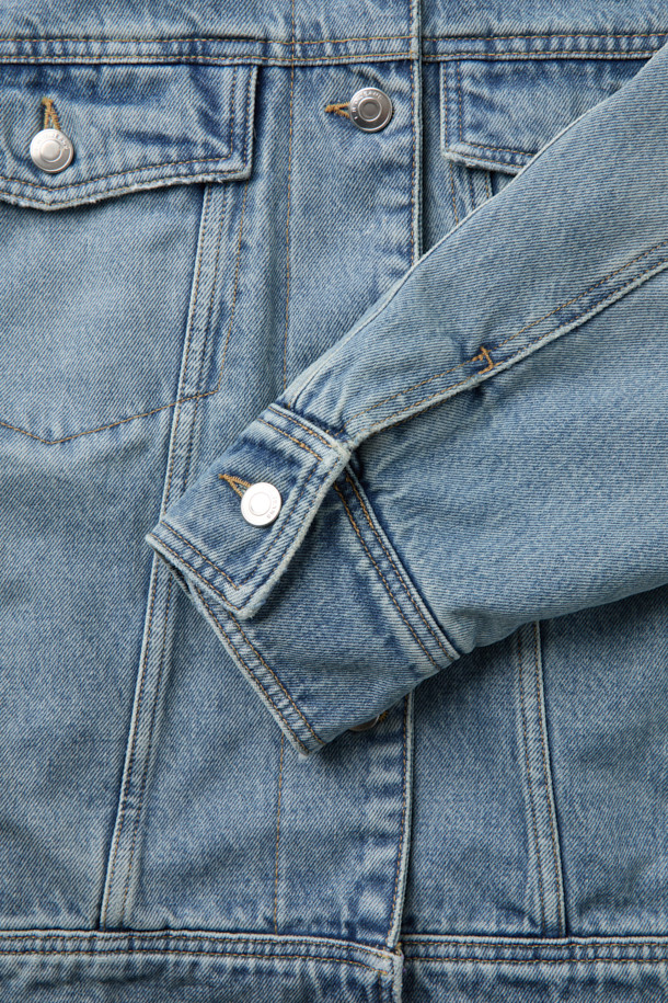 **SOPHIA 퍼 카라 데님 재킷**은 클래식과 캐주얼 무드를 동시에 연출하는 오버핏 데님 재킷입니다. 블루 컬러의 무지 데님 소재에 탈부착 가능한 퍼 카라가 더해져 포근함과 세련된 분위기를 선사합니다. 봄, 가을 시즌에 적합하며, 셔츠형 디자인과 플랩 포켓 디테일이 돋보입니다. 

워싱 가공으로 빈티지한 멋을 살렸으며, 안감은 폴리에스터와 면 혼방으로 제작되어 편안한 착용감을 제공합니다. 버튼 여밈 방식과 긴 소매 기장으로 다양한 스타일링이 가능합니다. 데님과 면 소재의 조화로 제작되어 높은 활용도를 자랑합니다.
