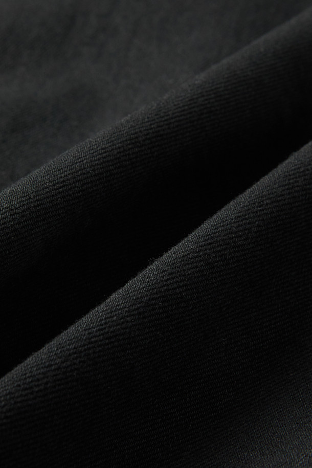 THOMAS(토마스) 스터드 데님 셔츠는 블랙 컬러의 오버핏 데님 자켓입니다. 간절기에 적합하며, 캐주얼, 미니멀, 시크한 스타일을 연출하기 좋습니다. 무지 패턴에 스터드 디테일과 어깨 라인 장식이 특징이며, 싱글 포켓으로 포인트를 더했습니다. 데이트룩 또는 모임룩에 활용하기 좋으며, 면, 데님, 폴리우레탄 혼방 소재로 제작되었습니다. 긴 소매와 스냅 여밈 방식이 특징입니다.
