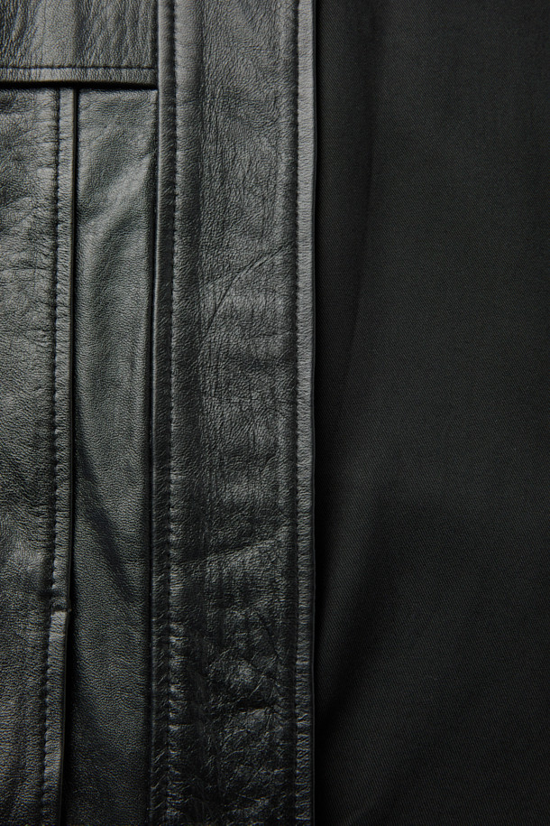 **JASPER(재스퍼) 하이넥 가죽 베스트**는 모던한 스타일을 추구하는 당신을 위한 완벽한 아이템입니다. 부드러운 천연 가죽 소재에 블랙 컬러, 무지 패턴으로 시크하면서도 미니멀한 분위기를 연출합니다. 견장 디테일과 사이드 포켓이 디자인의 포인트를 더하며, 봄, 가을 시즌 데이트룩, 모임룩, 출근룩 등 다양한 TPO에 활용 가능합니다. 오버핏으로 편안함과 스타일리시함을 동시에 잡았으며, 스냅 및 지퍼 여밈으로 간편하게 착용할 수 있습니다. 안감은 레이온 소재로 제작되어 부드러운 촉감을 선사합니다.
