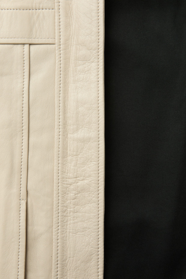 **JASPER(재스퍼) 하이넥 가죽 베스트**는 모던하고 미니멀한 스타일을 추구하는 분들을 위한 아이템입니다. 부드러운 천연 가죽 소재에 오버핏으로 제작되어 편안한 착용감을 선사하며, 봄, 가을 간절기에 활용하기 좋습니다. 베이지 컬러의 무지 디자인에 견장 디테일과 사이드 포켓을 더해 포인트를 주었습니다. 하이넥 디자인과 스냅, 지퍼 여밈 방식으로 세련된 느낌을 강조했습니다. 안감은 레이온 소재로 마감하여 부드러운 촉감을 느낄 수 있습니다.
