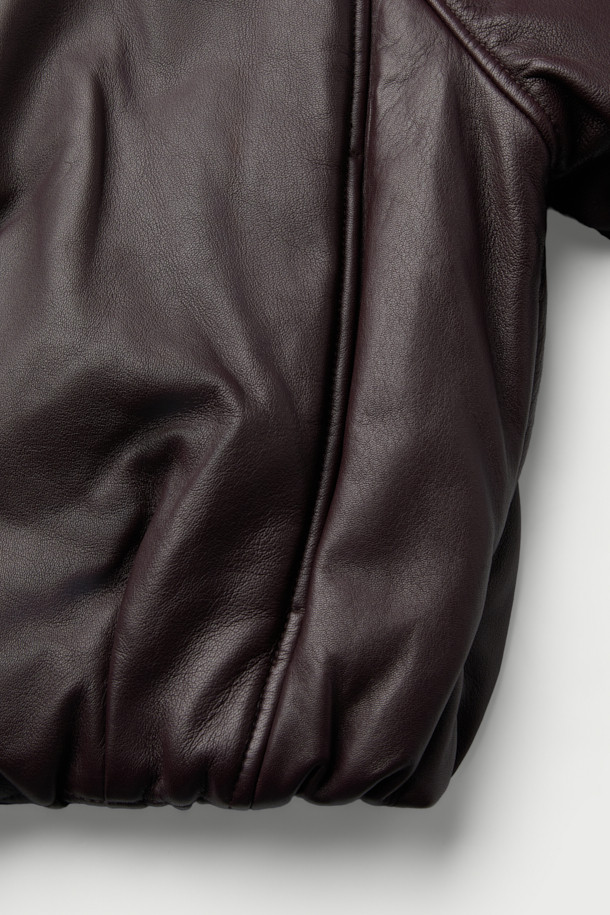 델타 가죽 블루종 재킷은 부드러운 양가죽 소재로 제작되어 고급스러운 촉감을 선사하는 블루종 재킷입니다. 와인, 버건디 두 가지 컬러로 출시되어, 가을과 겨울 시즌 캐주얼한 데이트룩, 모임룩에 포인트를 더할 수 있습니다. 하이넥 칼라, 라글랑 라인, 밑단 셔링 디테일이 돋보이는 디자인으로, 트렌디하면서도 미니멀, 클래식한 스타일을 연출합니다. 루즈핏 크롭 기장으로, 편안한 착용감과 세련된 실루엣을 동시에 만족시켜줍니다. 안감은 리오셀 소재로 제작되어 쾌적한 착용감을 제공합니다.
