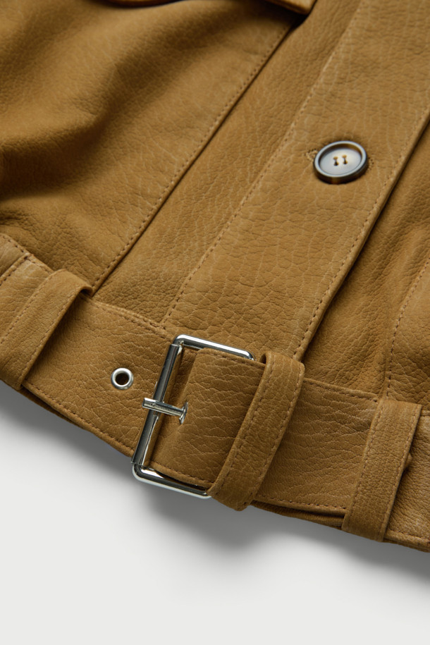 BARRIE(바리에) 스웨이드 오버 재킷은 부드러운 스웨이드와 천연 가죽 소재로 제작되어 봄, 가을 간절기에 활용하기 좋은 아이템입니다. 브라운 컬러의 무지 디자인으로 캐주얼하고 베이직한 스타일을 연출하며, 드롭 숄더, 견장 디테일, 플랩 포켓, 밑단 벨트, 밑단 밴딩 등의 특징을 더했습니다. 레이온 안감과 중간 두께감으로 편안한 착용감을 선사하며, 버튼 여밈과 긴 소매 기장으로 클래식한 분위기를 더합니다. 비즈니스 캐주얼 및 모임룩, 데일리룩 등 다양한 TPO에 활용 가능하며 미니멀한 스타일을 즐기는 분들께 추천합니다.
