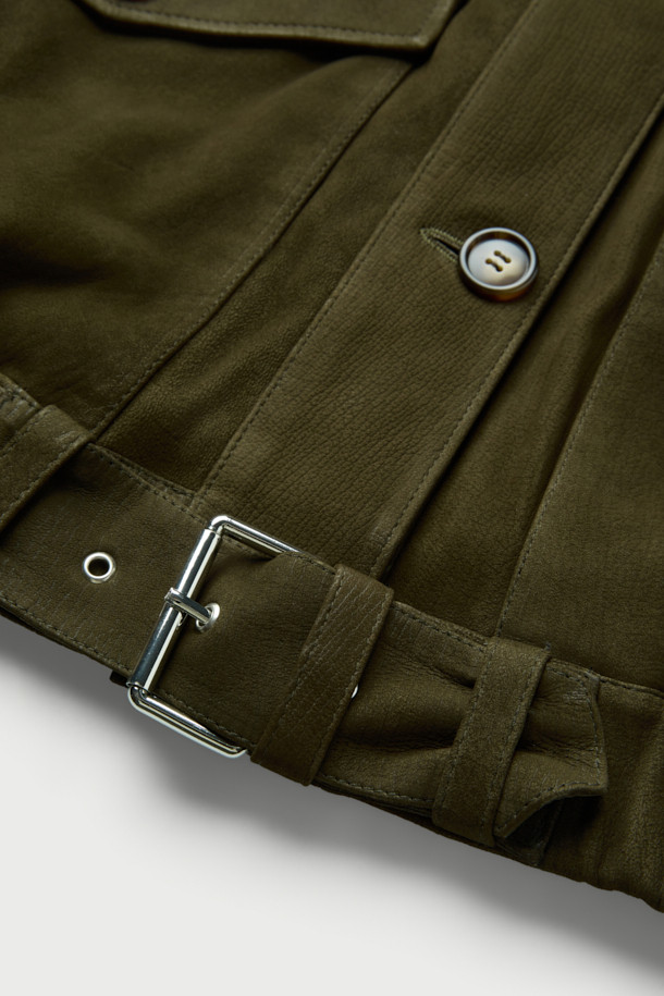 'BARRIE(바리에)' 스웨이드 오버 자켓은 남녀 공용으로, 봄, 가을에 캐주얼, 클래식, 미니멀한 스타일을 연출하기 좋습니다. 부드러운 스웨이드와 천연가죽 소재로 제작되어 고급스러운 촉감을 선사하며, 드롭 숄더와 플랩 포켓, 밑단 밴딩 등의 디테일이 돋보입니다. 넉넉한 오버핏으로 편안한 착용감을 제공하며, 데이트룩, 모임룩에 활용하기 좋습니다. 안감은 레이온 소재로 마감하여 활동성을 높였습니다. 
